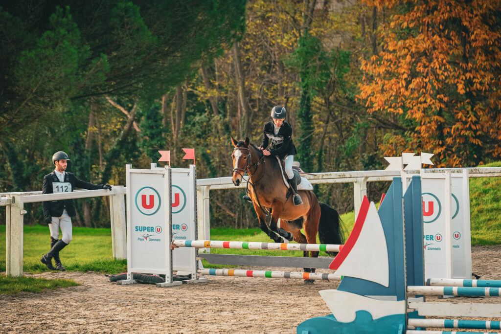 Cavalier et son cehval sautant un obstacle durant le concours complet de novembre 2024 au Parc de l'Isle Briand